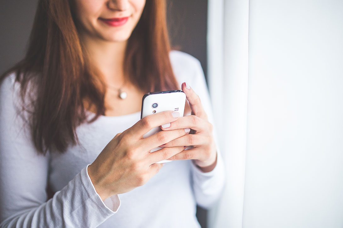 Frau mit Smartphone in der Hand