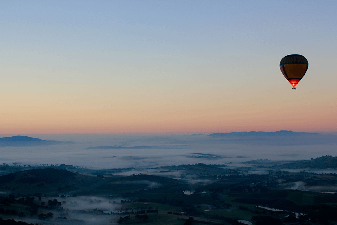 Heißluftballon bei Sonnenaufgang