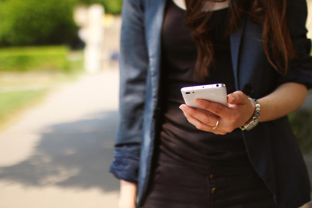 Frau mit Smartphone in ihrer Hand Frau mit Smartphone in ihrer Hand