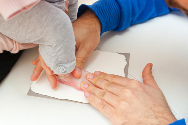 Fußabdruck eines Babys mit Gips machen