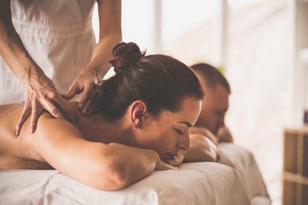 Paar genießt Massage am Jahrestag