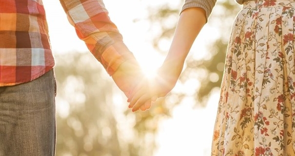 Paar macht eine Unternehmung am Jahrestag