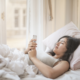 Frau liest Guten-Morgen-Gruß in WhatsApp