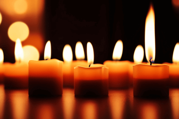 Kerzen als Symbolbild für einen Artikel zu Trauersprüchen